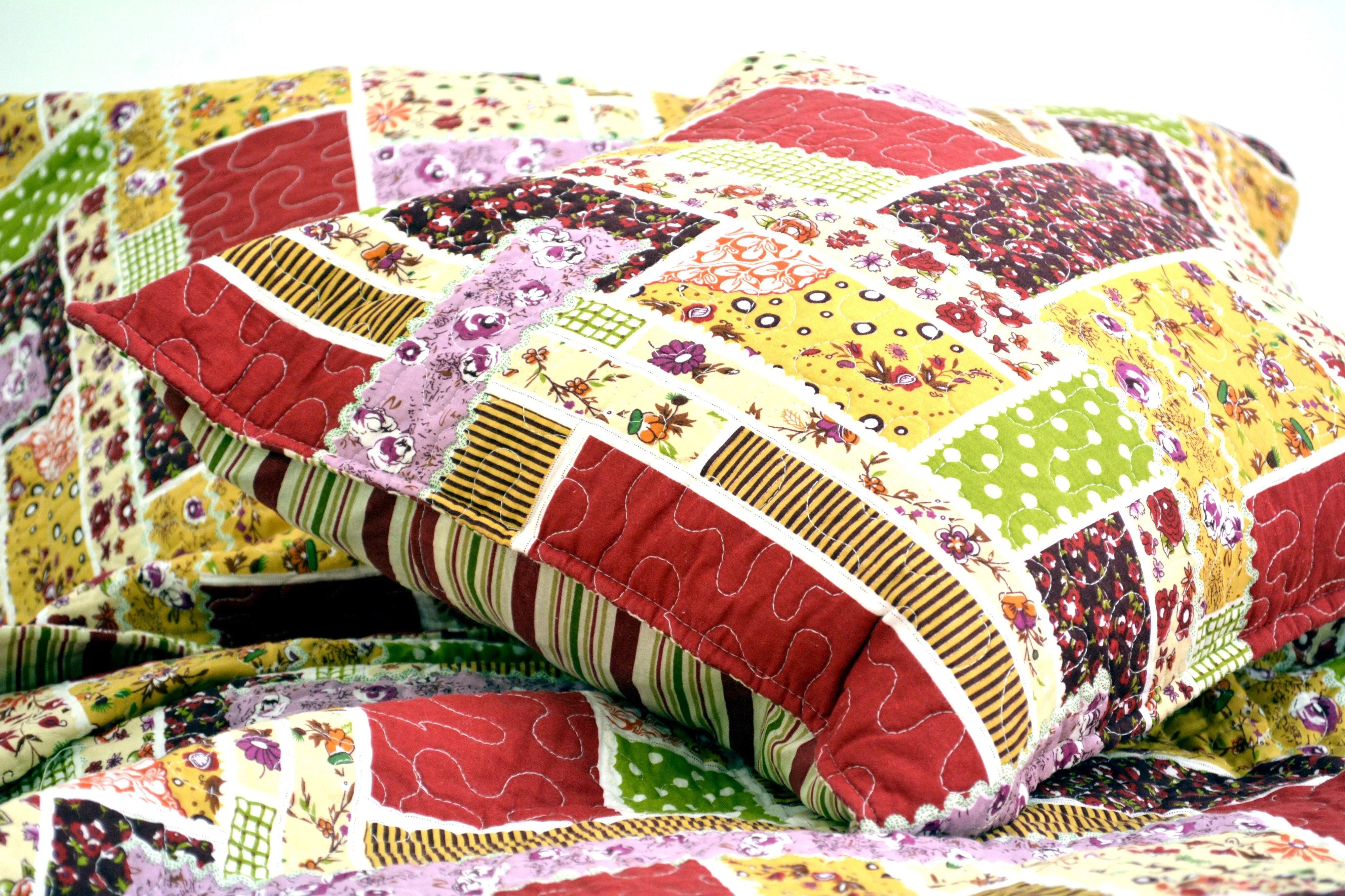 DaDa Bedding Cottage Red Floral Garden Scalloped Cotton Patchwork Quilted Bedspread Set (DXJ103269)