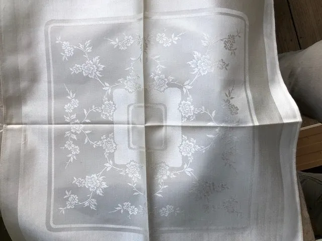 <€€ New Set of 6 Ivory Embellished Flower Place Setting LINENS Fabric Napkin Set