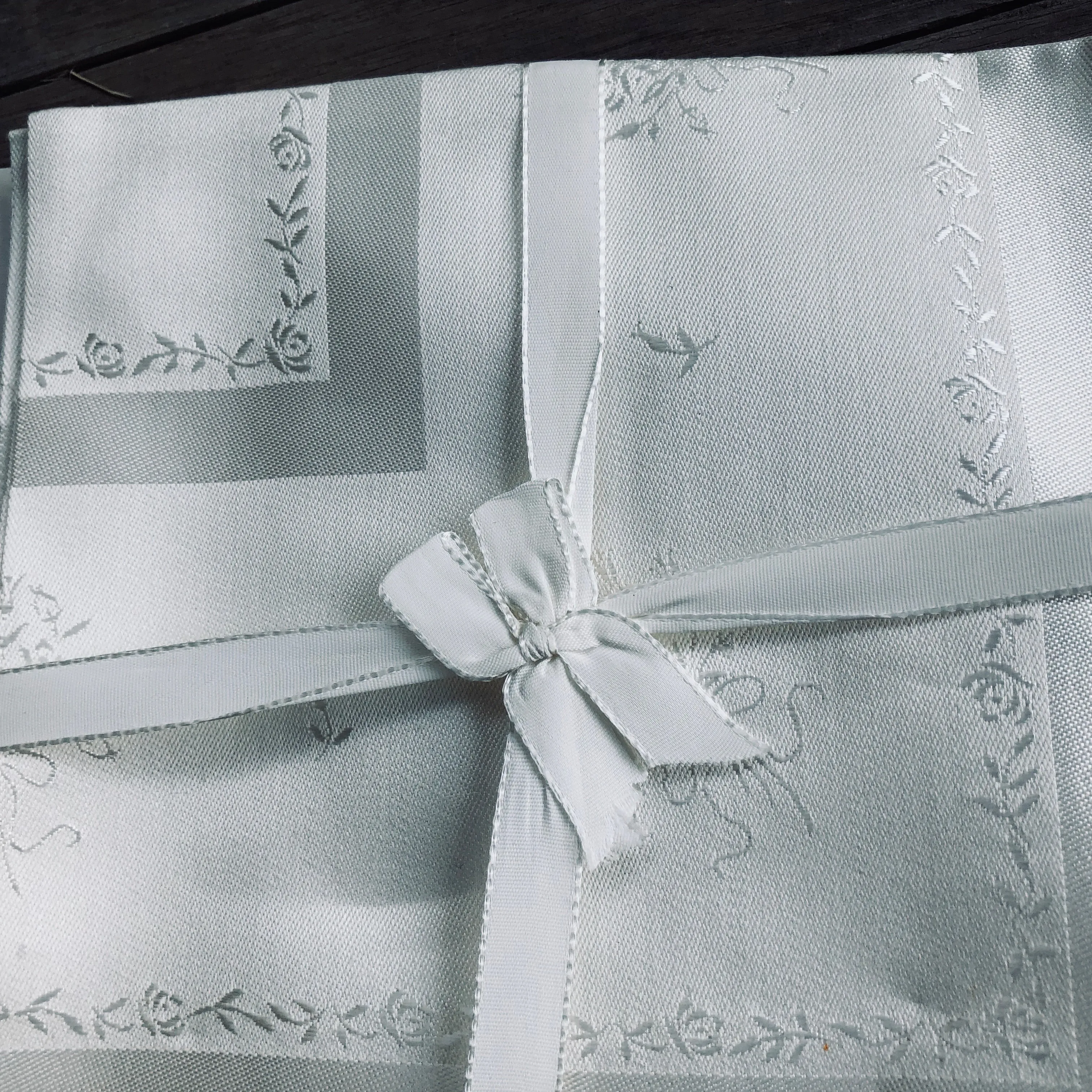 <€€ New Set of 6 Ivory Embellished Flower Place Setting LINENS Fabric Napkin Set